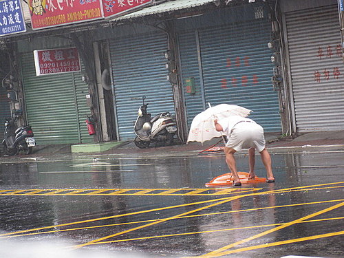 阿伯小心車輛