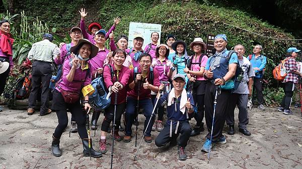 聖母登山步道登山口前.jpg