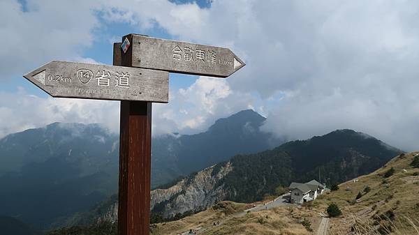 合歡東峰與省道.jpg