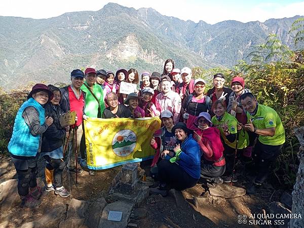 鳥嘴山登頂[2].jpg