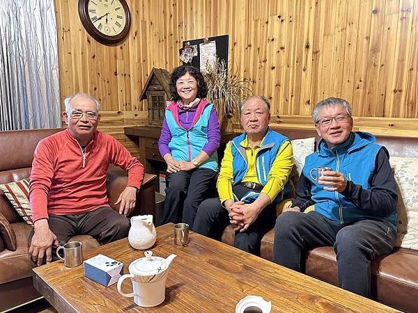 屋頂上的天空。群山擁抱中的山谷美麗部落。環山部落住宿