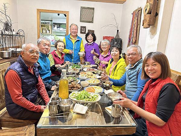 屋頂上的天空。群山擁抱中的山谷美麗部落。環山部落住宿