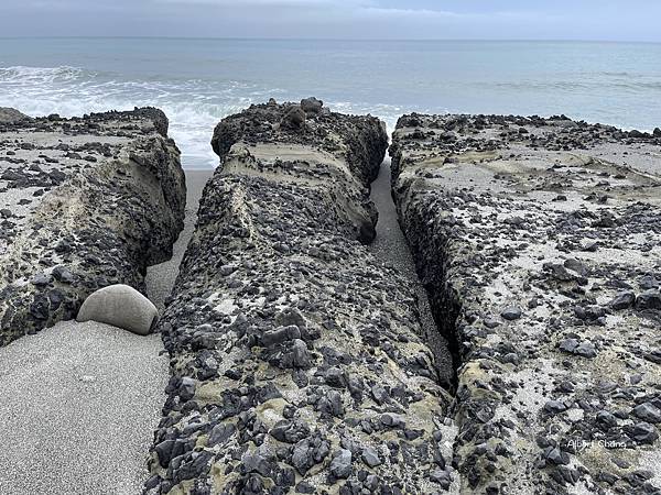 節理被海浪侵蝕成岩溝.jpg