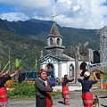 原住民在教堂前跳舞（克來兒拍）