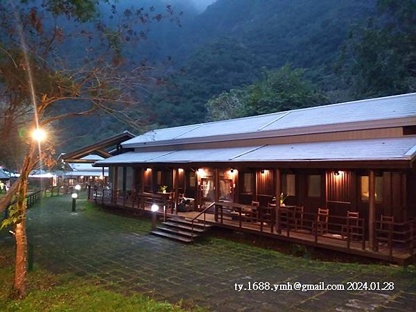 花蓮 太魯閣布洛灣 浩態環山爍爍暖光 屹立不搖20年 山月村