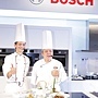 【BOSCH】台菜天王陳兆麟師傅(右)與邱清澤師傅  透過BOSCH 家電加持，現場大秀經典台菜好身手，東西方廚藝經典交會