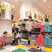 UNIQLO童裝專區設有圓形遊戲空間與購物車等友善設施，方便父母輕鬆購物