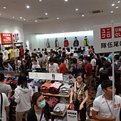 UNIQLO新莊中正路路面店於雙十國慶盛大開幕，開店後一小時內湧進超過2,000名熱情消費者-1