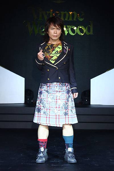 搖滾皇帝 伍佰穿Vivienne Westwood 2013全新秋冬新裝走秀