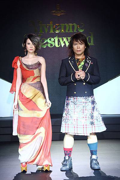 搖滾皇帝伍佰和搖滾女王楊乃文穿Vivienne Westwood 2013全新秋冬新裝走秀