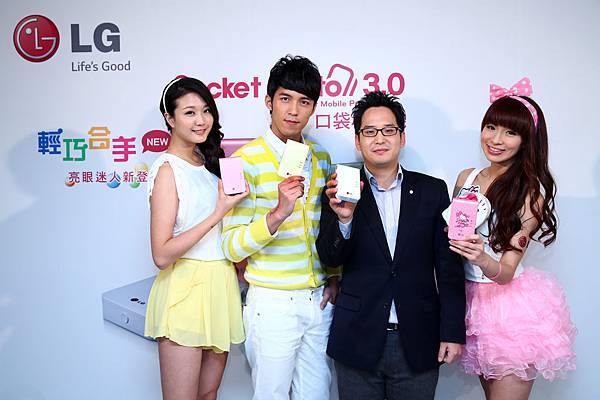 LG Pocket photo 3.0全新上市，台灣LG電子Media & IT產品行銷部協理金宰賢(左三)與產品以及模特兒合影