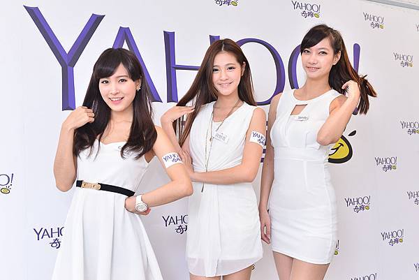 Yahoo奇摩2014最正展場SG生死鬥-千頌伊三連拍模仿經典表情_率性甩髮照(從左到右_孟潔_妍霓_Sandy)_Yahoo奇摩提供