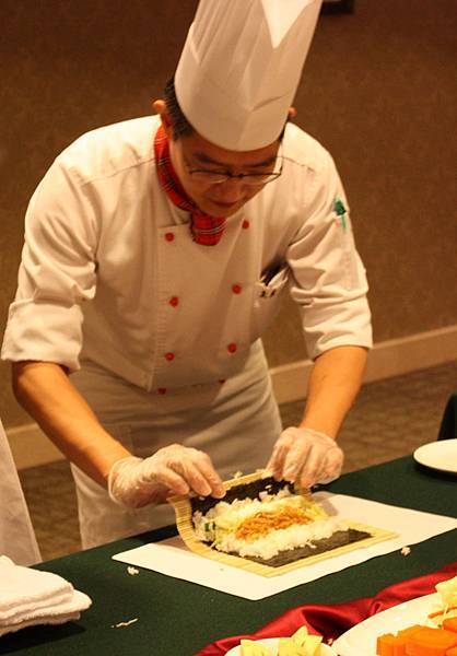 001-翰品酒店新莊推出夏令營活動，何主廚親手示範捲壽司