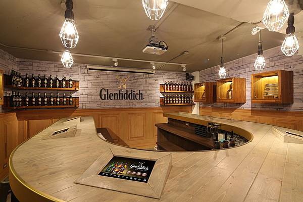 Glenfiddich格蘭菲迪1963復刻酒吧B1數位品酩吧台區