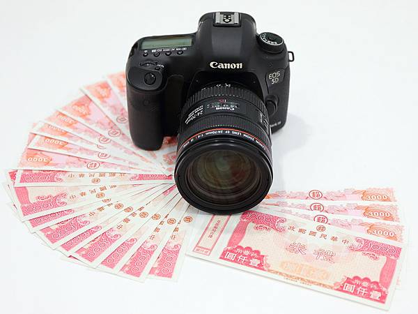 圖說一，Canon今日宣佈秋季促銷震撼登場：買全片幅單眼EOS 5D Mark III祭出送一萬元郵政禮券。