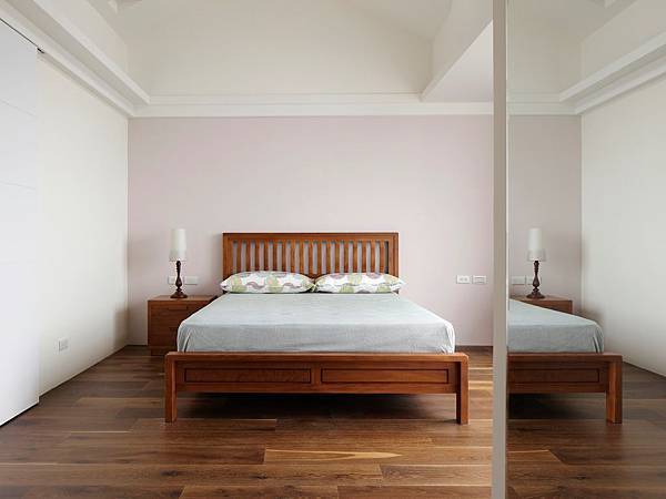 歐德綠色床墊搭配優渥實木床架別有風情
