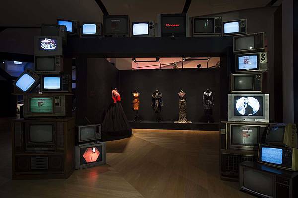 「時尚設計藝廊」復古電視牆入口