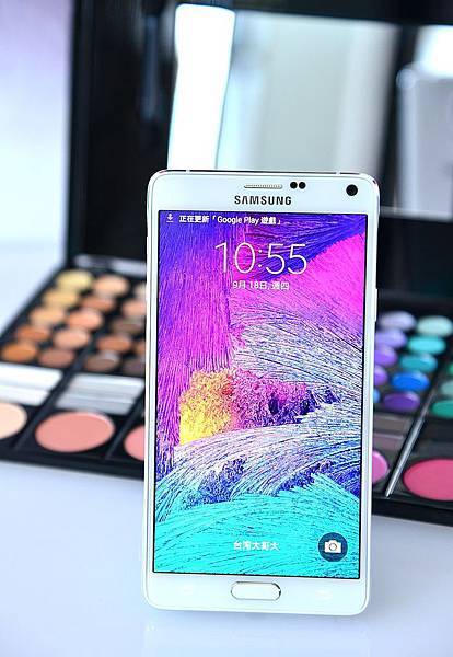 GALAXY Note 4搭載5.7吋大螢幕，採用Quad HD Super AMOLED面板，高亮度對比和絕佳視覺角度，讓使用者可擁有嶄新清晰畫質與極致視覺體驗