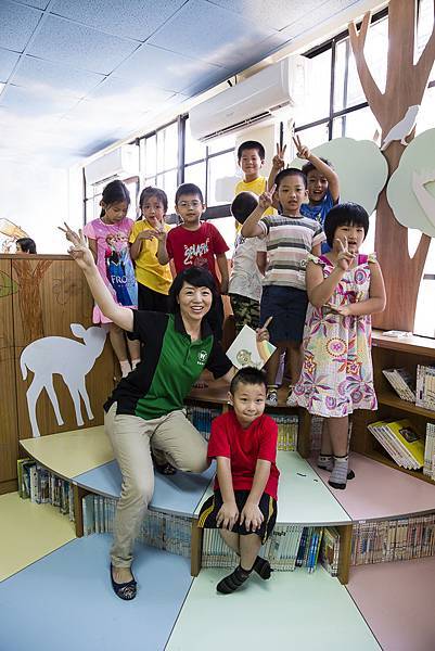 歐德集團優渥實木的顧問樂當志工來到學校陪孩子讀書