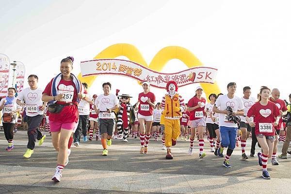 「2014麥當勞紅襪愛路跑」活動，麥當勞叔叔與鐵人辣媽賈永婕穿上紅白條紋襪為愛而跑