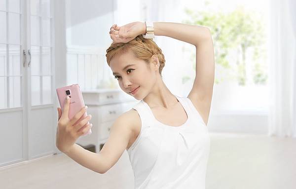 GALAXY Note 4代言人Jolin蔡依林拿著最愛的「櫻花粉」新色自拍，展現天后無敵魅力