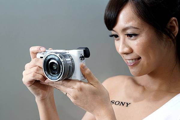 圖4. Sony α6000人氣的分享功能同樣一應俱全，想要及時傳送照片給家人朋友，也可透過Wi-Fi與NFC功能連線，即刻分享感動！