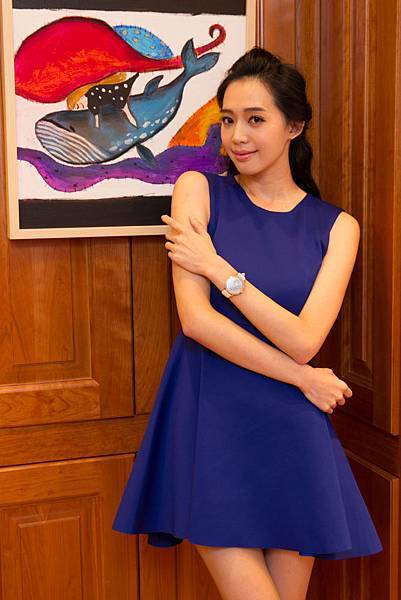 名模王心恬與為寶鉑所創作的畫作合影。