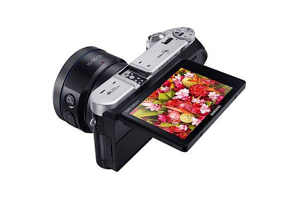 Samsung Smart Camera NX500每秒9張高速連拍能力，和全球首創4A自動拍攝，讓攝影玩家體驗進階高速攝影快感、輕鬆創造人生代表作 (NXPowerLite)