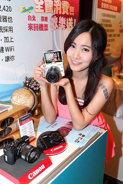 圖說二，強力主打最新上市的數位迷你單眼Canon EOS M3，現場購買即加贈300元7-11禮券。