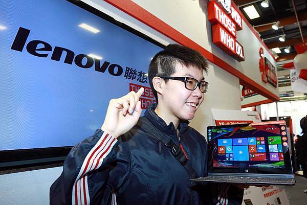 【Lenovo聯想新聞照二】為搶1元好康民眾不惜現場剃頭，直呼Yoga Tablet 2 Windows很值得!