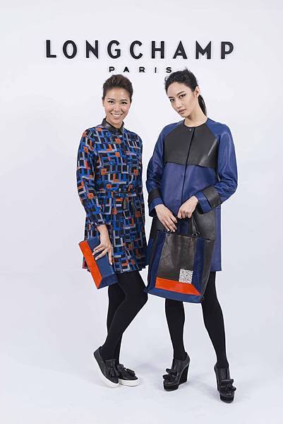 4.模特兒分別展演Longchamp 2015秋冬充滿繽紛活力的夜藍色系列高級時裝