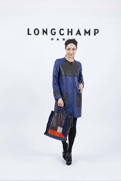 5.模特兒展演Longchamp 2015秋冬充滿繽紛活力的夜藍色系列高級時裝