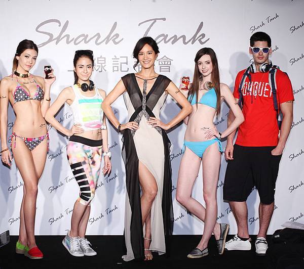 Janet(中間)、SHARK TANK品牌形象大使艾美懷特(左二) 與Model們共同展示SHARK TANK網站上特色商品