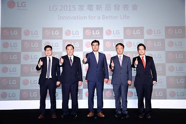 左起LG Smart生活家電產品部協理文京珍、LG家電營銷部副總羅時景、LG電子董事長李址炯、LG家庭娛樂產品部協理金炯俊、LG Media & IT產品部協理金宰賢。