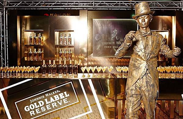 JOHNNIE WALKER®再度與微風之夜攜手合作，於現場設置「JOHNNIE WALKER®金牌珍藏™酒吧」，更安排行動藝術家化身「JOHNNIE WALKER®邁步向前的紳士」與貴賓互動同歡 (1)