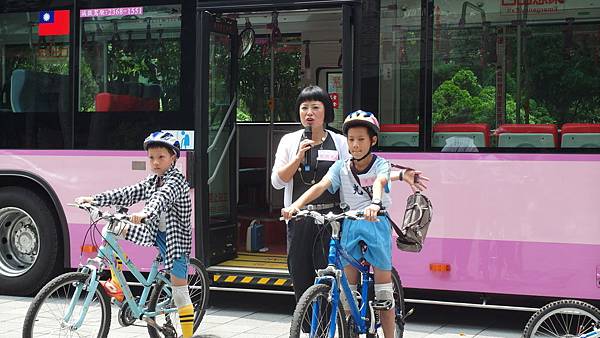 提醒孩子騎車不能背長包包(圖右)及穿過寬鬆衣服(左)