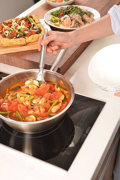 【新聞照-4】炎炎夏日, 在家中用 Bosch 感應爐就能輕鬆煮出美味夏日蔬菜湯