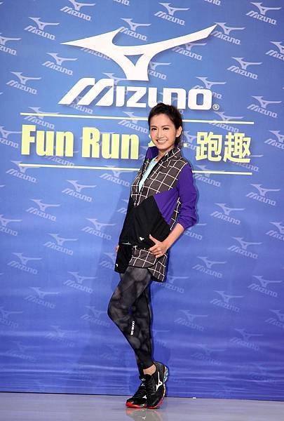 翁滋蔓展示2015 Mizuno秋冬新品-夜跑系列_ 女性路跑風衣- NTD 2,280元， 女性路跑褲- NTD 1,080元