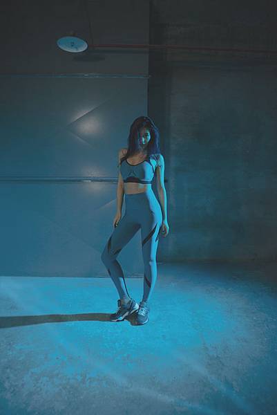 蔡詩芸穿著PUMA PWRSHAPE運動內衣，搭配超人氣復古跑鞋R698，自信展現健康性感曲線