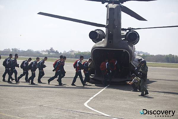 陸軍神龍小組隊員反覆模擬高空惡劣環境，重複數十次的高空跳傘就是為了習慣並克服生理與心理恐懼，以求完美達成任務