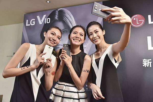 LG V10雙前置鏡頭可支援消費者自由選擇兩種自拍角度，標準80度角自拍與超廣角120度角完美團體自拍，背景更寬廣讓消費者可捕捉更多人數，再也無須自拍棒。