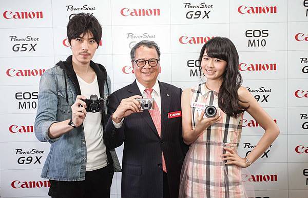 圖說一，Canon今日(11月19日)發表主推女性族群的EOS M10入門迷你單眼，圖中為Canon蘇惠璋副總裁(中)、我的少女時代校花簡廷芮(右)、妹妹偶像劇亮眼新秀安哲(左)。