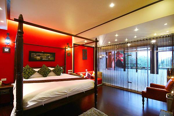 宜蘭「祕境13」具異國風情的設計，峇里島紫檀木地板、陽台觀景泡澡缸，彷彿身在海島的度假天堂。(圖片提供Expedia)