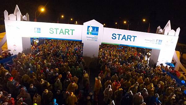 「2016臺北渣打公益馬拉松」，今年共有來自54個國家、超過30,000名跑者參賽，在近十年最低溫的氣侯下，齊聚揮灑熱情與汗水，一起為公益而跑。