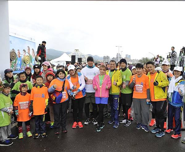 渣打國際商業銀行陳銘僑總經理、藝人郭雪芙、修杰楷、職棒好手高國輝，在3公里休閒組別與視障跑者們一同合影