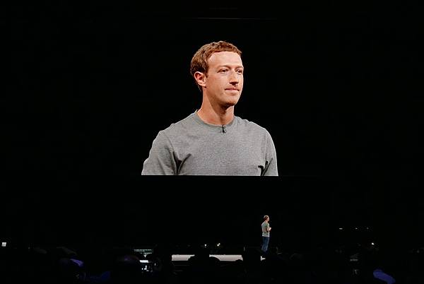 Facebook執行長Mark Zuckerberg 現身發表會現場 公布與Samsung Gear VR合作