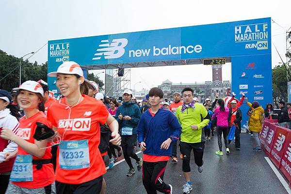 NB Half Marathon熱力鳴槍  近萬名跑者不畏低溫總統府磅礴開跑圖片為驊采整合行銷提供