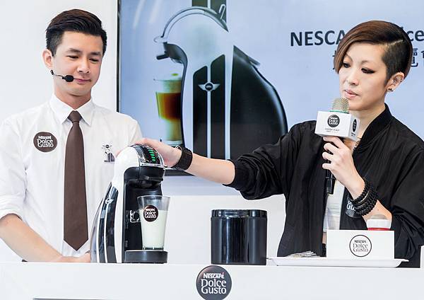 2016.04.01-NESCAFÉ Dolce Gusto雀巢膠囊咖啡機Genio2 MINI限量版 活動-陳珊妮現場和NESCAFÉ Dolce Gusto的咖啡專家沖泡出專業大師等級的咖啡