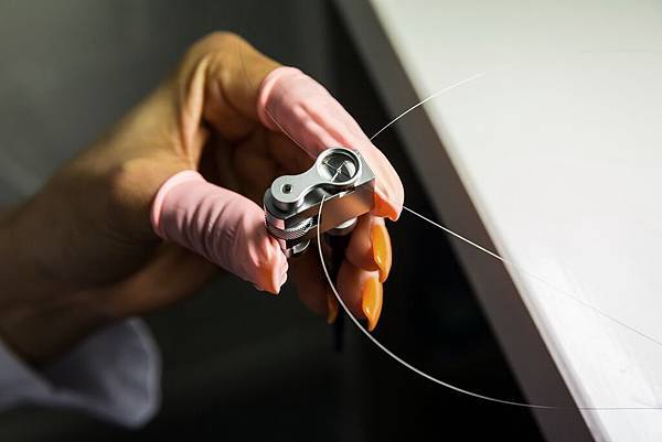 亨利慕時所生產的斯特拉曼游絲 採用特殊合金材料製成，以確保最高的精度和準確性。全世界目前有能力自行生產游絲的製錶廠為數不多，而亨利慕時就為其中一間