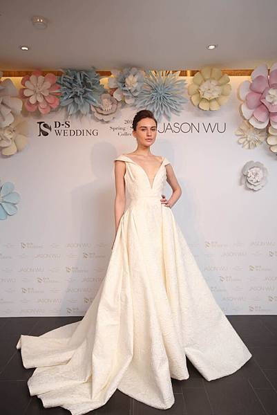 0419 2016 D-S Wedding春夏「Blossom綻放」x Jason Wu禮服發表會_雅白緹花織錦緞_NTD$ 268,000